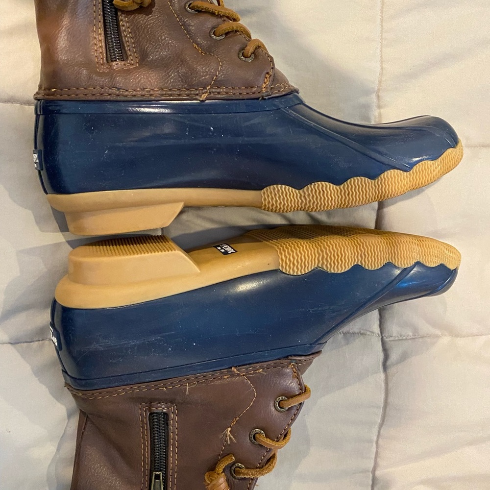 Girls size 4 Sperry boots - good condition